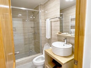 Chuveiro, produtos de toalete grátis, secador de cabelo 