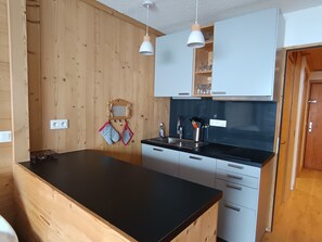 Kylskåp, mikrovågsugn, diskmaskin och barnstol