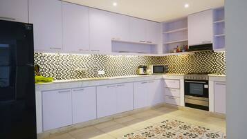 Fridge, microwave, stovetop, dishwasher