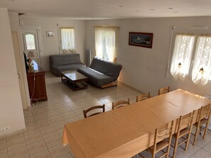 Fernseher, DVD-Player, Tischfußball, Stereoanlage