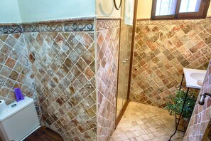 Shower, hair dryer, towels, shampoo - BELLA SIRENA, independent and private villa with large terraces and garden (Nerja)