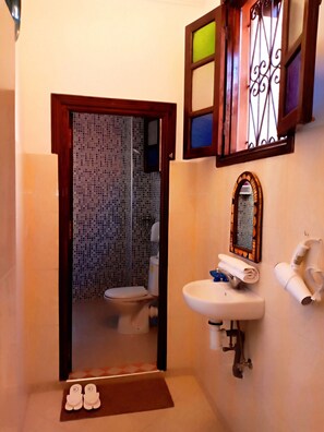 Dusche, Haartrockner, Handtücher, Seife