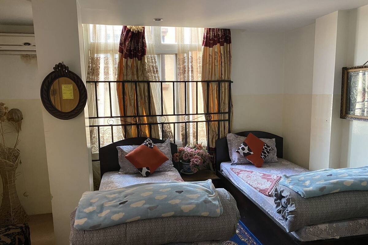 Eenvoudige Twin kamer | Luxe beddengoed, bedden met traagschuimmatrassen