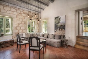 Smart TV, fireplace, DVD player, stereo