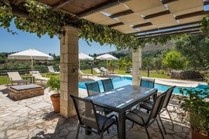 Outdoor dining - Villa Grego, Heated Pool & Jet-Tub, Garden, Absolut Privacy (Chania)