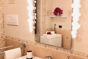 Bruser, hårtørrer, bidet, håndklæder