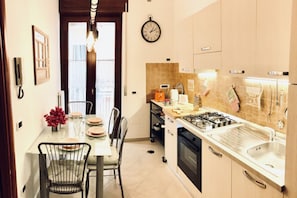 Refrigerador, horno, placa de cocina, tostadora