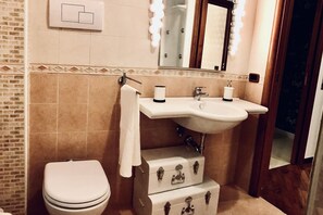 Douche, sèche-cheveux, bidet, serviettes fournies