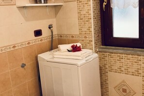 Regadera, secadora de cabello, bidet, toallas 