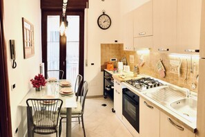 Geladeira, fogão, cooktop, torradeira