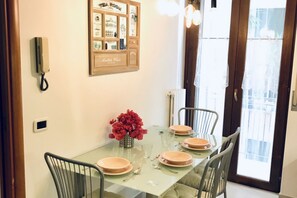 Dining - GuestHost - One Step Away from Downtown Salerno - Comfortable Apt x5! (Salerno)