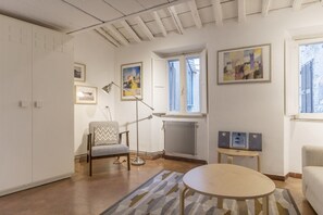 Interior - Modern and comfortable loft equipped with every comfort. Ideal for hosting 2 people, in approximately 55 m2 of space, it is located on the third floor of an elegant period building without a lift.It is located a few minutes walk from Piazza Navona, Panth (Roma)