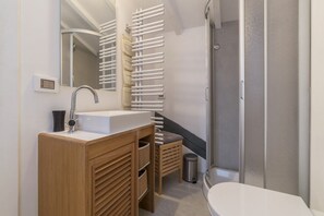 Dusj, hårføner og bidé