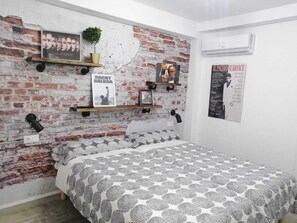 2 bedrooms, desk, iron/ironing board, WiFi