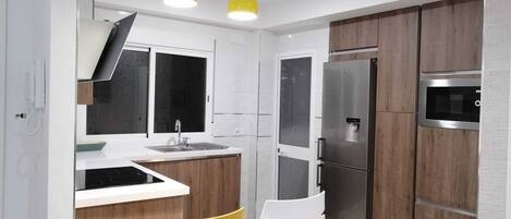 Een koelkast, een kookplaat, een waterkoker, een broodrooster