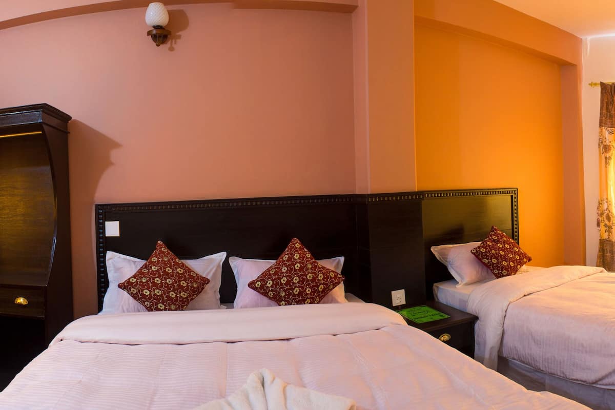 Habitación triple Deluxe | Sábanas de algodón egipcio, ropa de cama de alta calidad y edredón