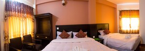 Habitación triple Deluxe | Sábanas de algodón egipcio, ropa de cama de alta calidad y edredón 