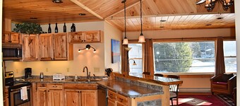 Stille, lyse, åbne, rustikke ved siden af Park og Dam med udsigt over bjergene!  Apt 201