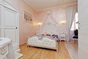 Une chambre à coucher avec un grand lit, une table de chevet, une commode et une chaise.