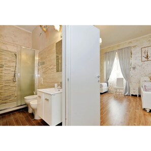 Une salle de bain moderne équipée d’une douche, de toilettes et d’un lavabo.