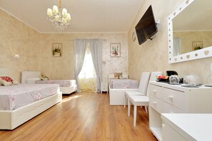 Habitación familiar | Caja de seguridad en la habitación y decoración personalizada