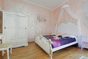 Deluxe Double Room, Jetted Tub | In-room safe, individually decorated, individually furnished, desk - Chilling Hot Tub Suite (Rome)