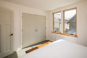 2 عدّة غرف نوم وواي فاي وملاءات أسرّة