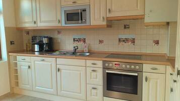 Mikrowelle, Geschirrspüler, Wasserkocher mit Kaffee-/Teezubehör