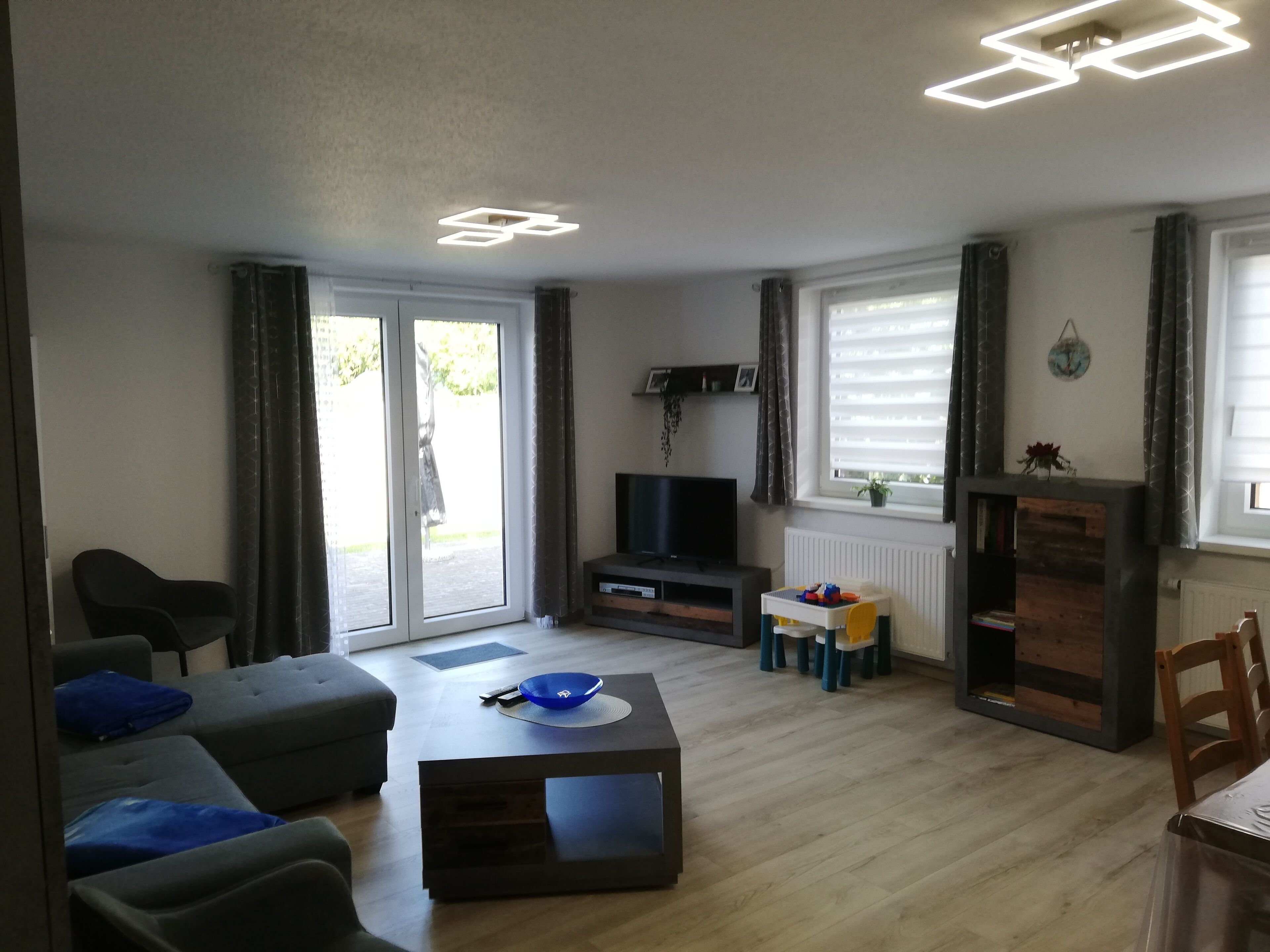 Fernseher, DVD-Player, Bücher