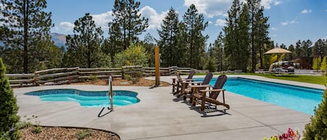 Una piscina techada, una piscina al aire libre