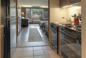 Full-sized fridge, microwave, oven, stovetop
