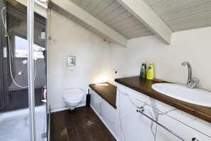 Studio Suite có thiết kế đặc sắc | Phòng tắm | Đồ dùng nhà tắm miễn phí, máy sấy tóc, khăn tắm, xà phòng