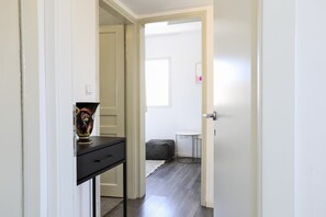 Deluxe-Vierbettzimmer | 1 Schlafzimmer, Verdunkelungsvorhänge, Bügeleisen/Bügelbrett