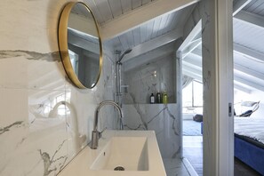 Deluxe Double Room | Bathroom - Casa Archie Luxury Suites (Tel Aviv)