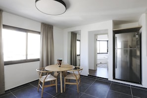 Deluxe Double Room | In-room dining - Casa Archie Luxury Suites (Tel Aviv)