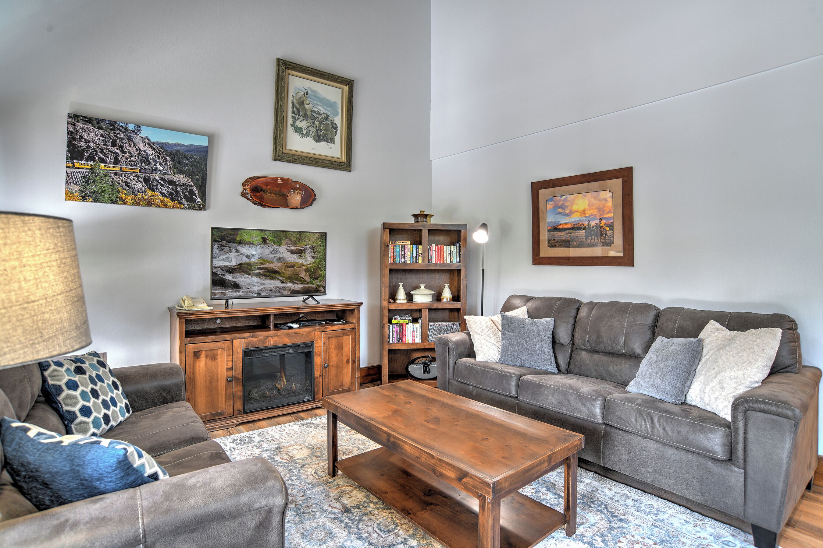 Smart TV, fireplace