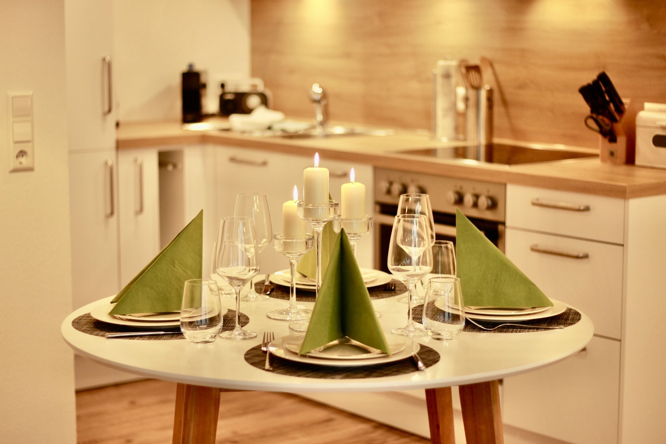 ثلاجة، فرن، موقد طهي مسطح، غسالة أطباق