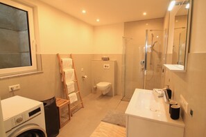 Een douche, een haardroger, handdoeken, zeep