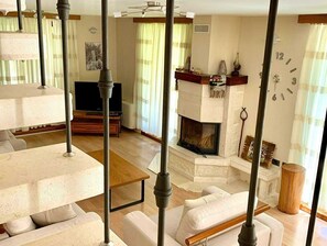 Apartamento Confort, vistas a la montaña | Sala de estar | Una televisión de pantalla plana, libros