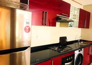 Kühlschrank, Ofen, Herdplatte, Kochgeschirr/Geschirr/Besteck