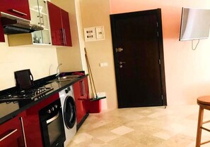 Kühlschrank, Ofen, Herdplatte, Kochgeschirr/Geschirr/Besteck