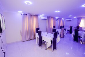 Se sirven desayunos, almuerzos y cenas; cocina internacional