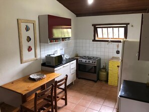 Frigorífico, microondas, placa de cocina y licuadora