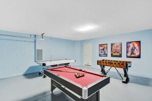 Games room - Entire House with private pool and 15mins drive to Disney. (Kissimmee)