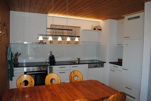 Køleskab, ovn, kogeplade, opvaskemaskine