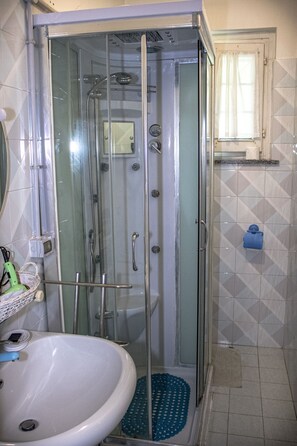 Habitación cuádruple (Private External Bathroom) | Baño | Regadera, secadora de cabello, toallas, jabón