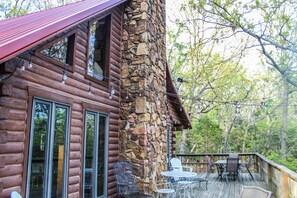 Outdoor dining - Timber Cove Cabin - a relaxing lakeside retreat (Pittsburg)