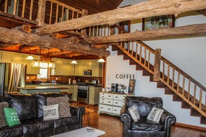 TV, fireplace, DVD player, table football - Timber Cove Cabin - a relaxing lakeside retreat (Pittsburg)