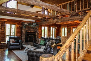 TV, fireplace, DVD player, table football - Timber Cove Cabin - a relaxing lakeside retreat (Pittsburg)