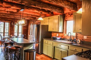 Fridge, microwave, oven, stovetop - Timber Cove Cabin - a relaxing lakeside retreat (Pittsburg)